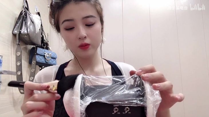 【渔子溪】ASMR 保鲜膜捂耳、轻扫低语、模拟下雨天！！！