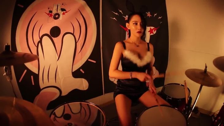 妖艳性感妹子的架子鼓教学