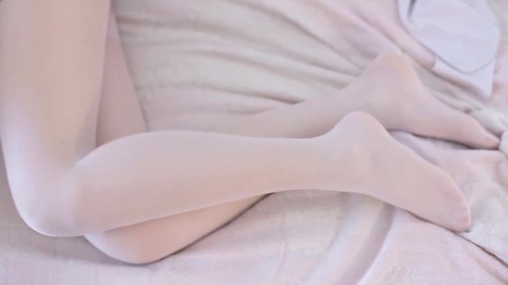 美女穿白丝袜给你看