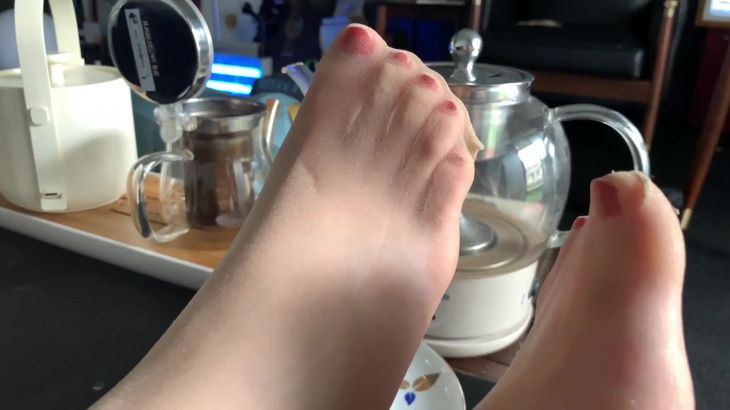 【iess丝享家】美女丝袜美腿美足模特OL写真拍摄特辑之近距离观察