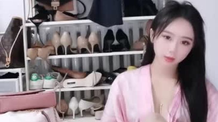 【丽柜然然】最爱的穿脱肉丝舔脚最是撩人