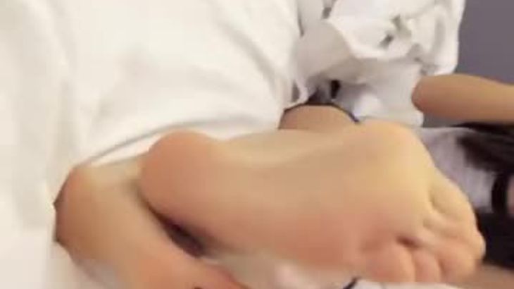 【船袜小兔】性感御姐 丝足情景剧之偷女神袜子