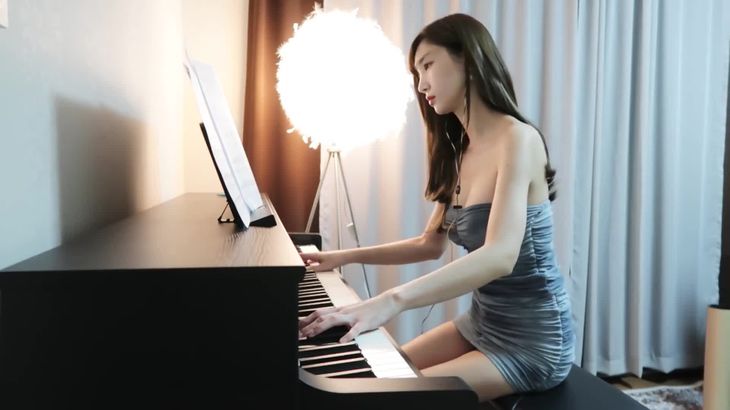 美女的钢琴教学