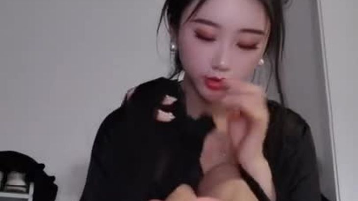 【丽柜然然】黑丝睡袍黑丝控的来舔脚诱惑