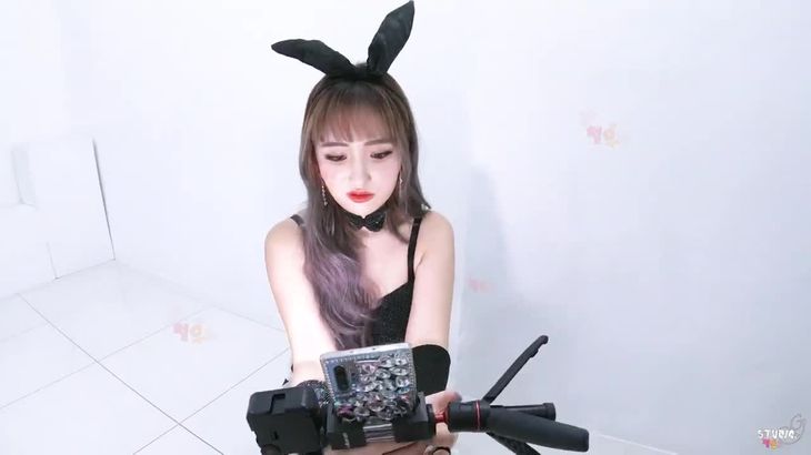 微胖妹子扮演兔女郎