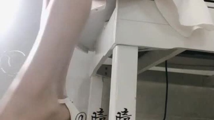 秀一秀大白腿你看呆了吗