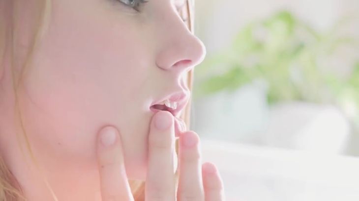 金发美女的大尺福利