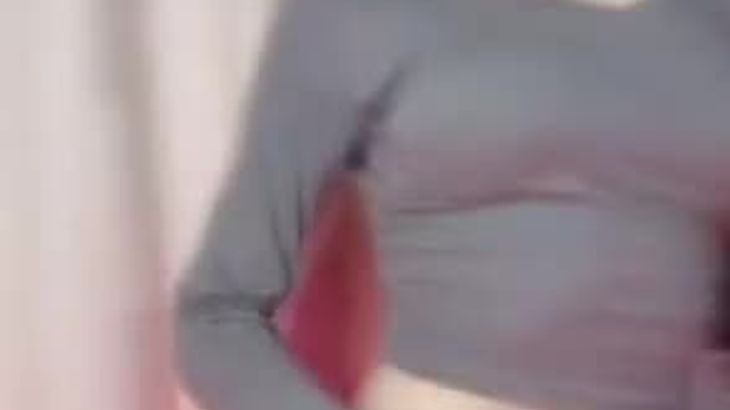 女主播热舞，表情很到位，背后摇翘