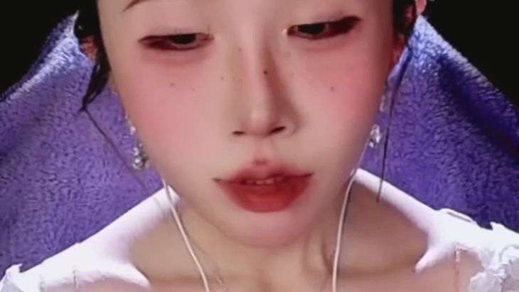 【aki秋水ASMR】秋水充电福利怼脸孔雀鱼采耳视觉触发哄睡视频集 24