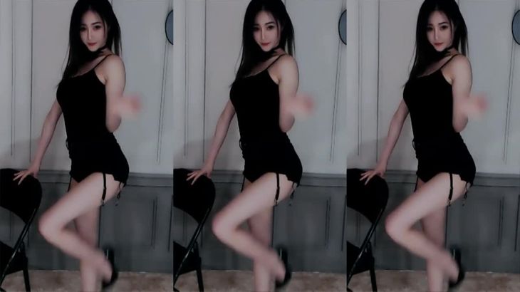 【斗鱼小Q呀】诱惑黑色超短裤