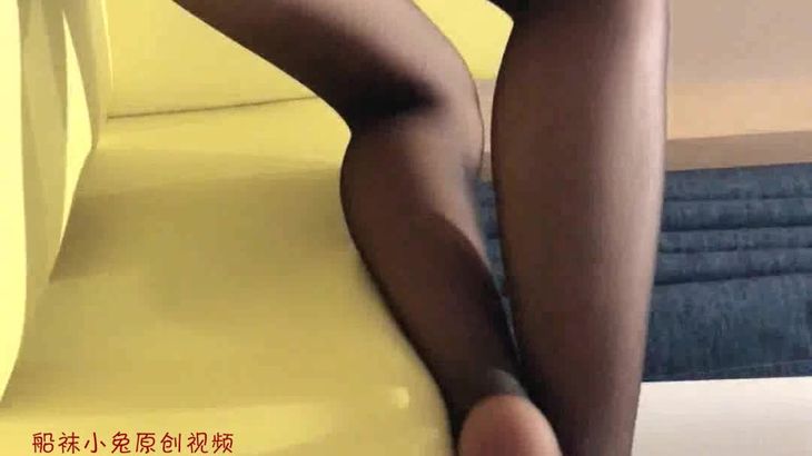 【船袜小兔】性感御姐 丝足情景剧之大吉大利,今晚吃鸡! 5