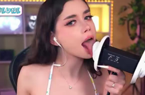 Laurel Jeune👅比基尼/舌头上下摆动蹭耳朵