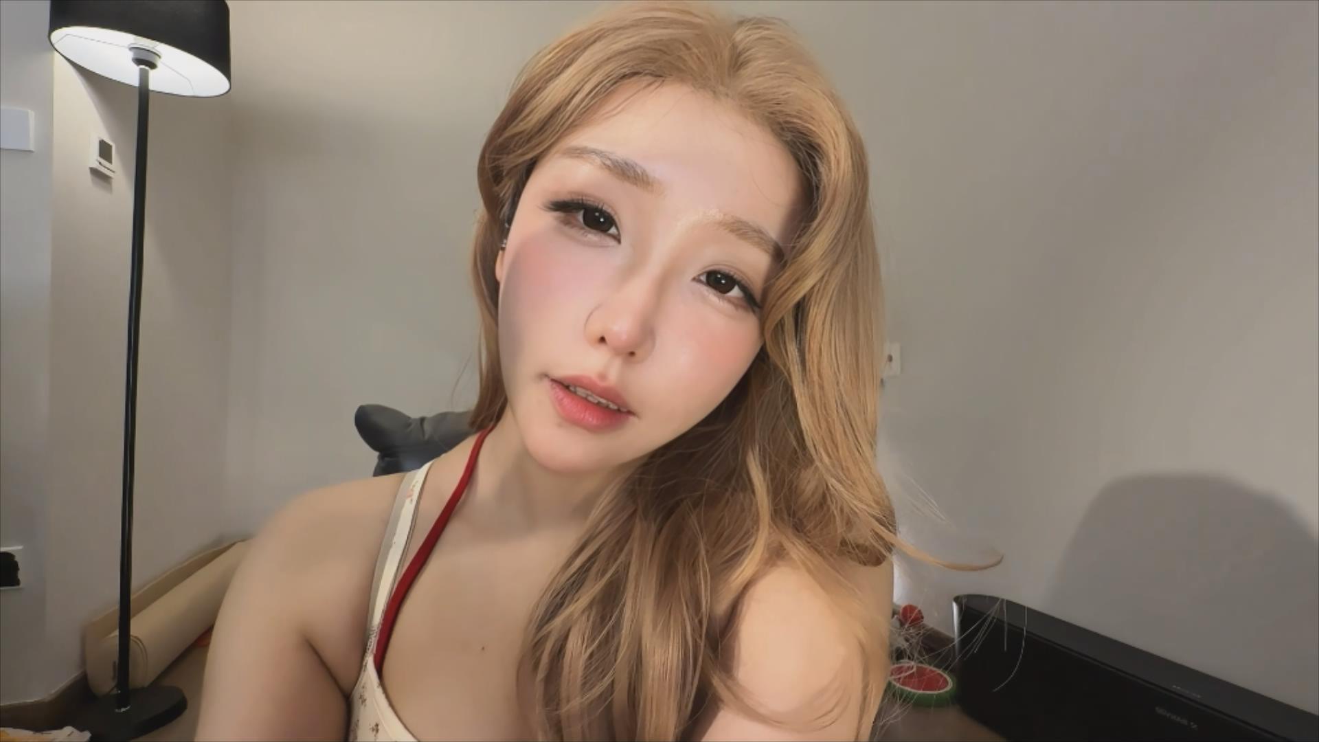 酥酥学姐 帮宝宝采耳按摩啦.