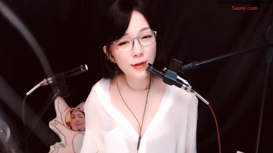 虎牙肉艾松ASMR 用羽毛棒清理大夫的疲惫.