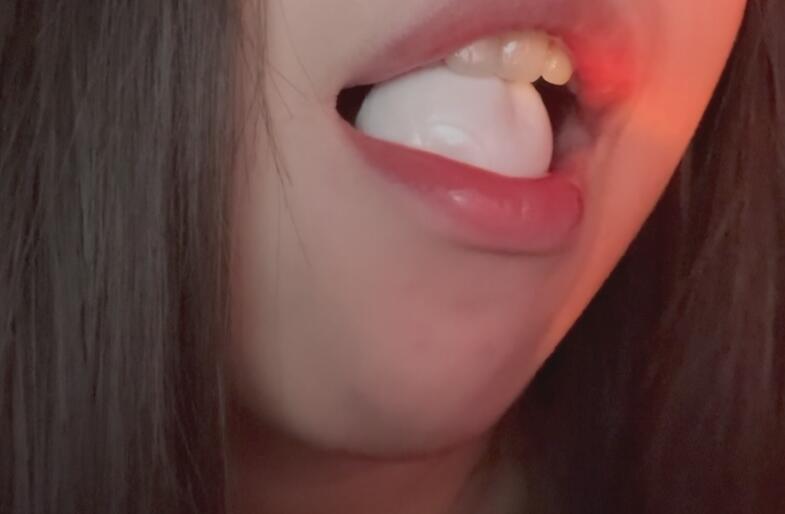 QIUQIUUN 把缩小的你抓住把玩并吞掉.