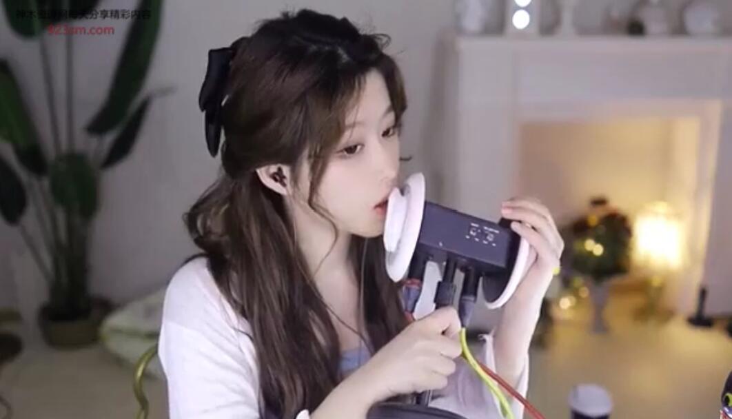 虎牙大伊伊ASMR舔耳 老公.