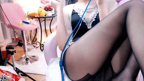 白鹿姬飞机ASMR福利 脱掉一只腿的丝袜也挺好.