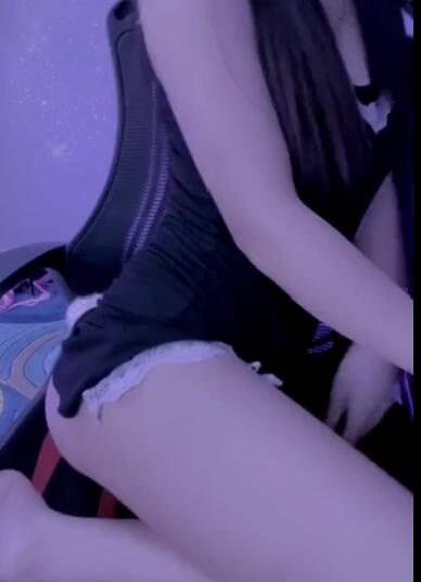 斗鱼桃桃奶冻咩黑丝睡衣.