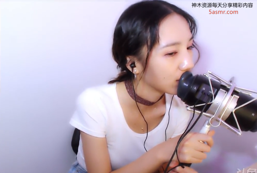 斗鱼贝拉小姐姐早期asmr舔耳哄睡助眠.