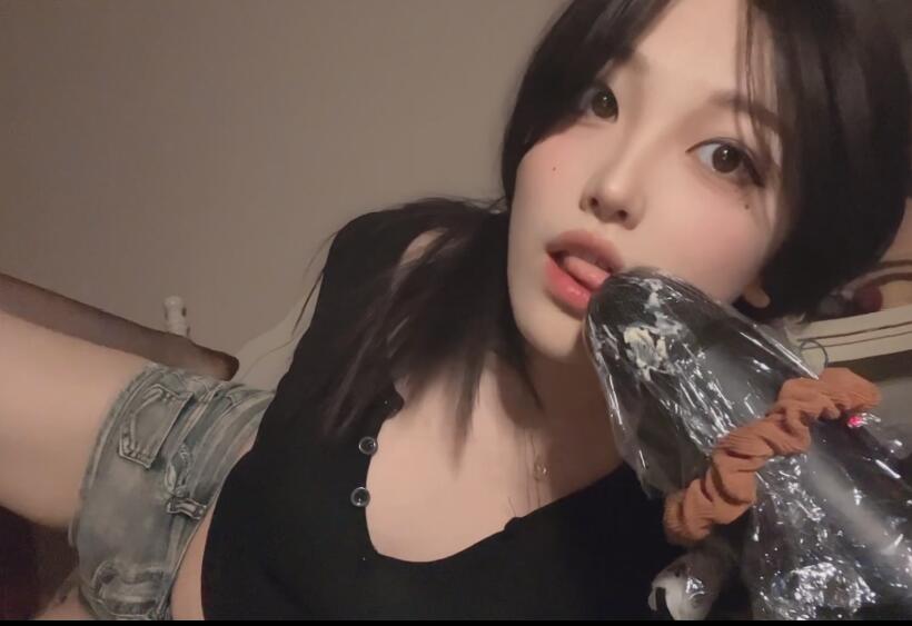 璐璐睡不着 干嘛把奶油抹在这里.