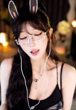 张爱玲ASMR跑车视频.