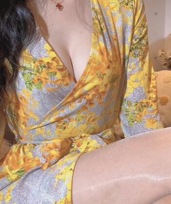 乔安 黄衣战袍.