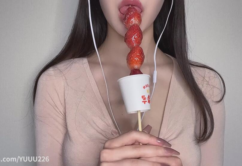 Yuuu ASMR吃糖葫芦.