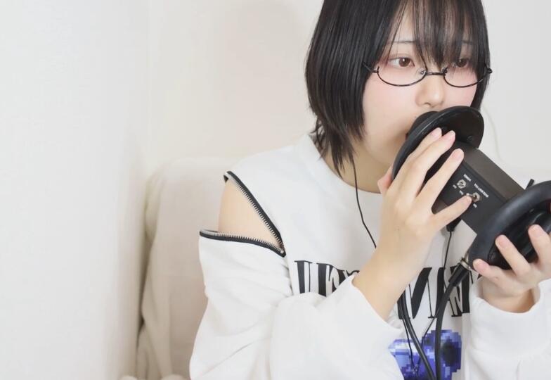 千岁堇ASMR 下着姿顔出し耳舐め動画　12_18｜千歳 すみれ｜pixivFANBOX.