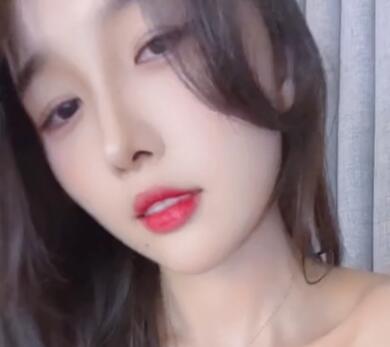 虎牙小小奶瓶儿自拍.