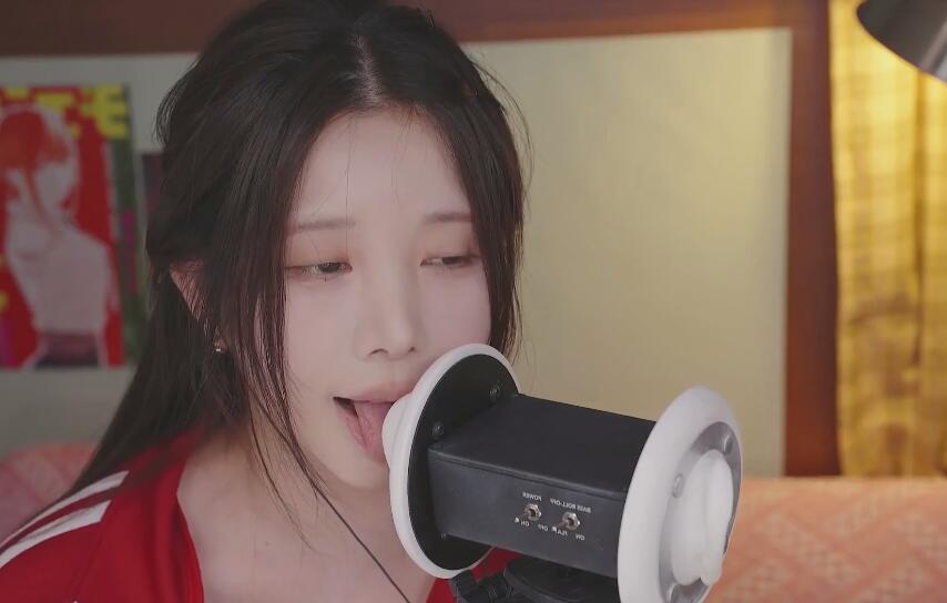 YoonyingASMR超近距离湿润舔舐和左右自由对话的.