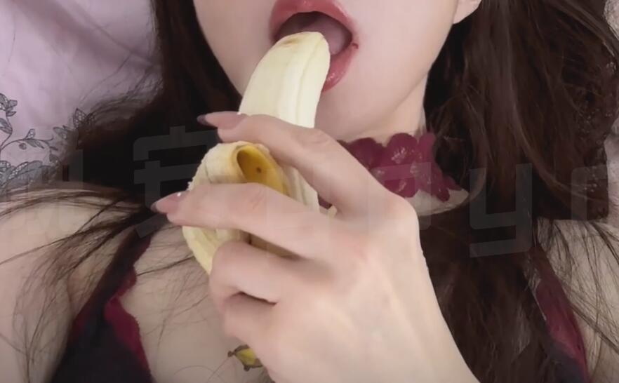 晚安yoyo 躺着吃banana.