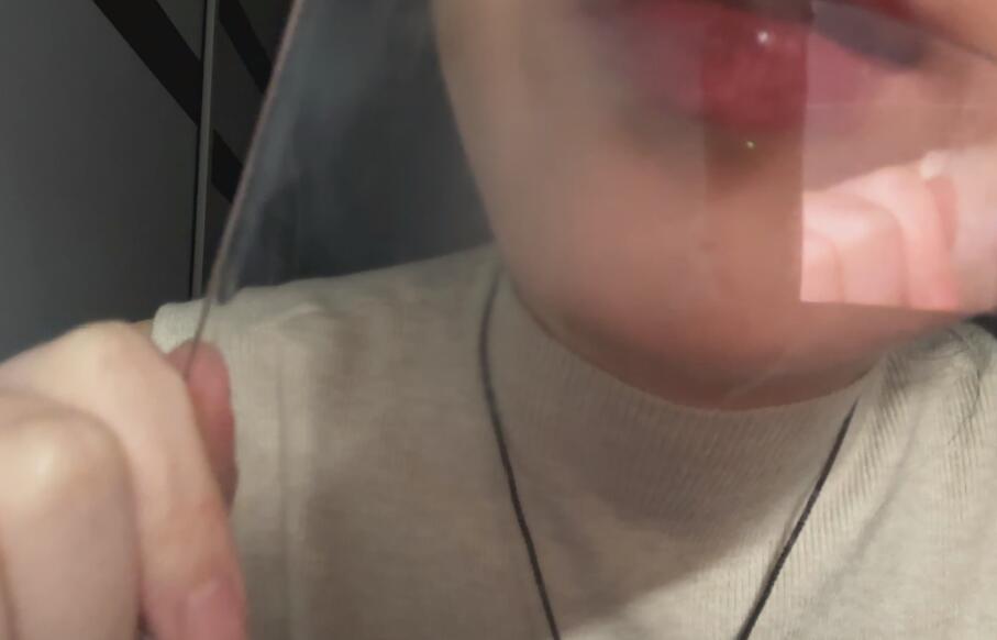 喵喵你好好好 舔亚克力板.