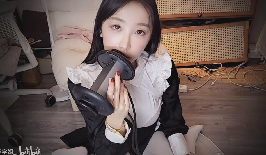 酥酥学姐 小修女的舔耳.