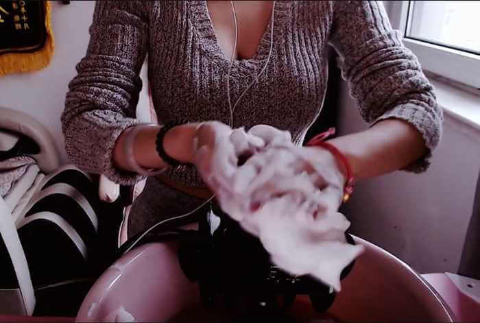 【Aki秋水ASMR】火辣身材の姐姐给你洗头 芦荟胶spa_结尾彩蛋.