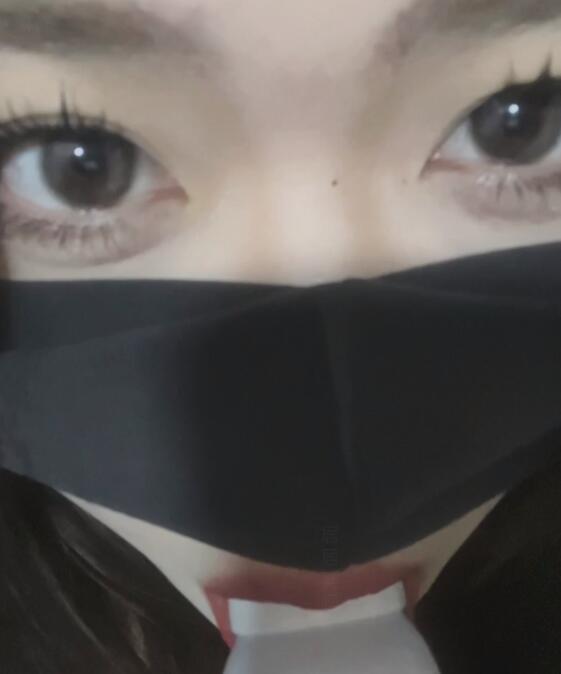 居居要睡了 神秘 2近距离点头吃雪糕.