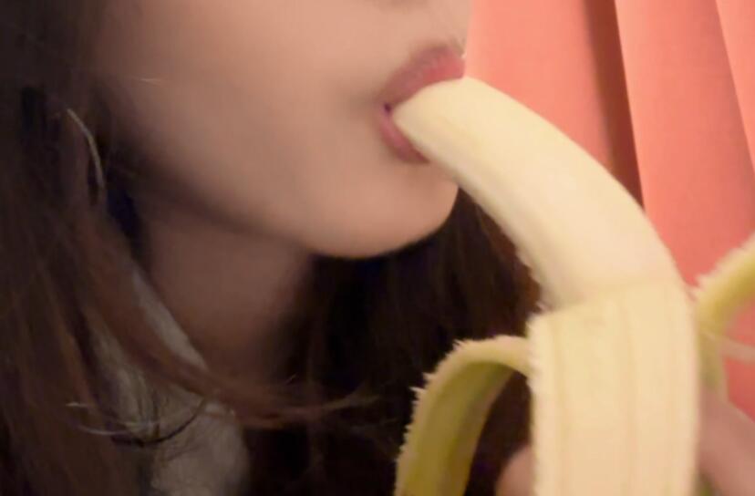 夏栖该睡啦 吃香蕉.