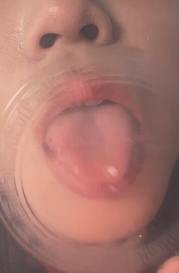 槑十三 舔透明板.