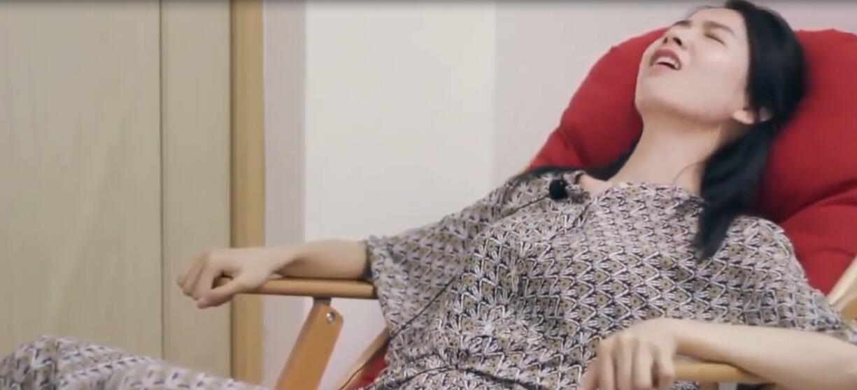 张子琪红躺椅体验振动棒 好像爽翻了.