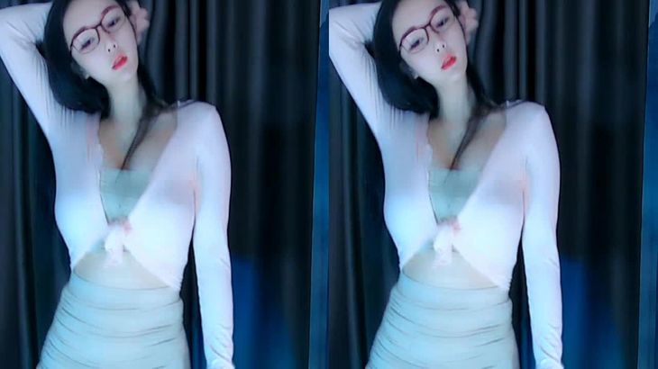 【舞嫣小妖精】高颜值极品身材 名如其人 绝活一字马 千元定制内涵热舞合集 19