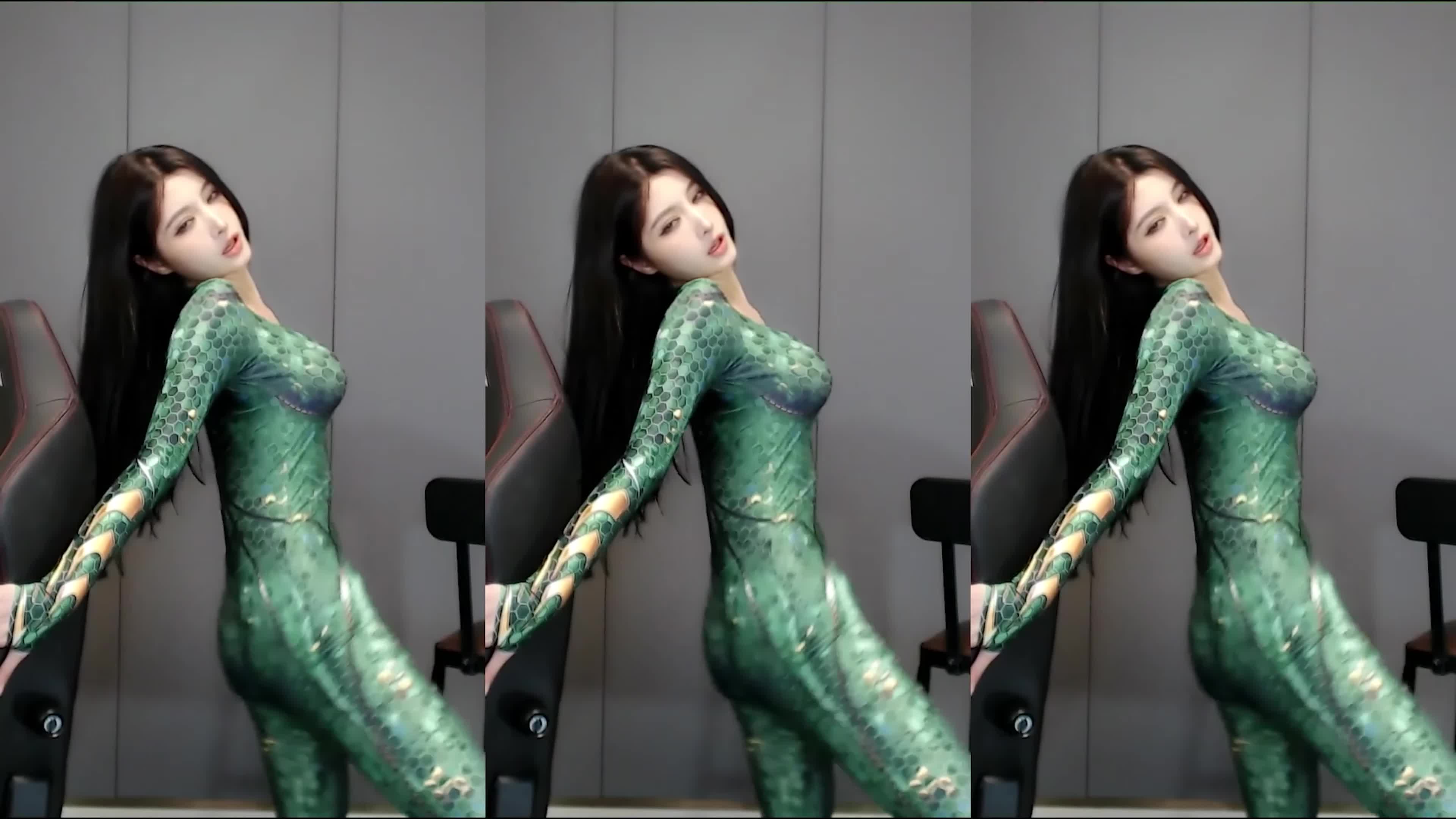 【虎牙晴小兔】极品臀腰比 烧动的心 直播混剪换装热舞 得劲~