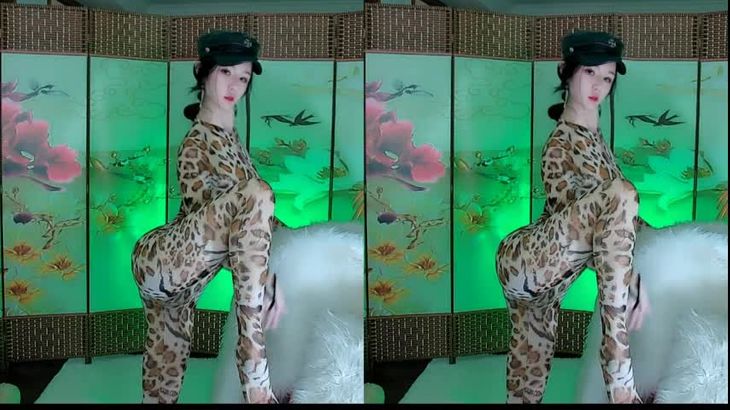 【舞嫣小妖精】高颜值极品身材 名如其人 绝活一字马 千元定制内涵热舞合集 29