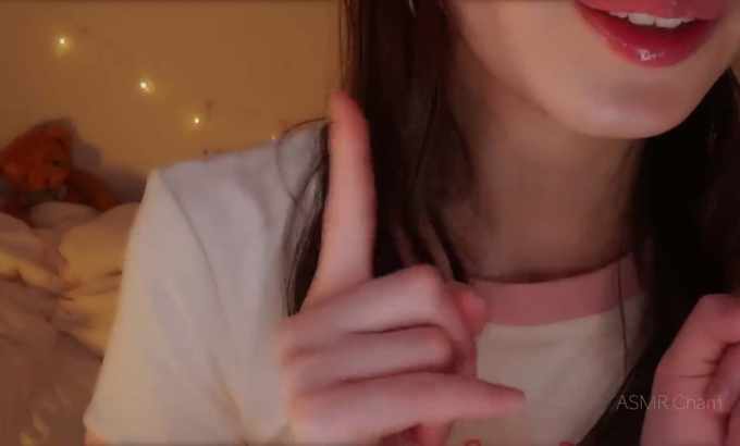 Cham ASMR 零距离拟声词～近距离耳语，同时触摸你的脸