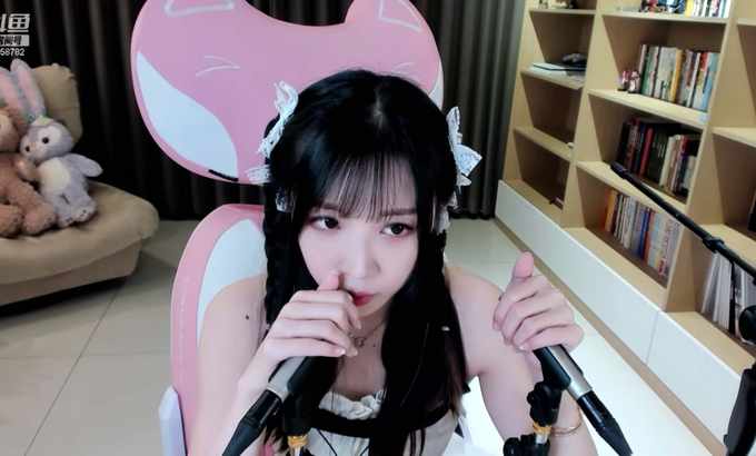 Luna77/小女巫露娜 无人声【小女巫露娜🌛ASMR】口腔音/掏耳/跳跳糖 (禁止交谈)
