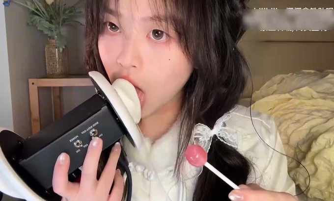 椰椰拿铁 ASMR 吃棒棒糖和舔耳